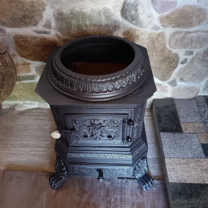 Sobă veche din fontă