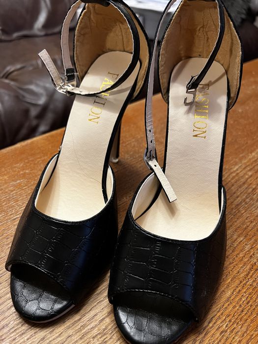 Дамски кожени сандали