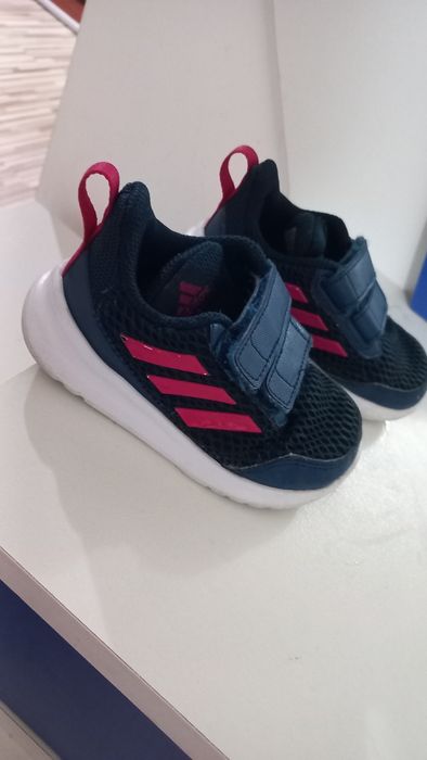 Лот - Маратонки адидас и вътрешни пантофи