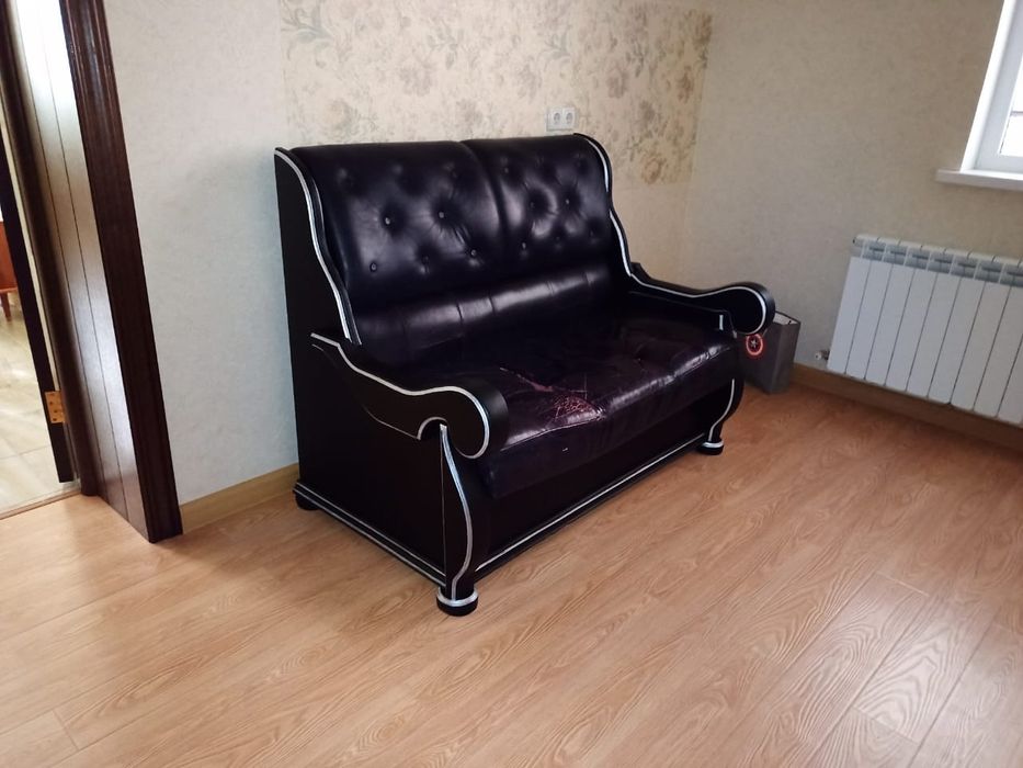 Диван кожаный старинный