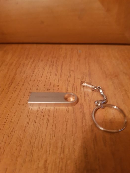 Продам флешку 64гб microdrive