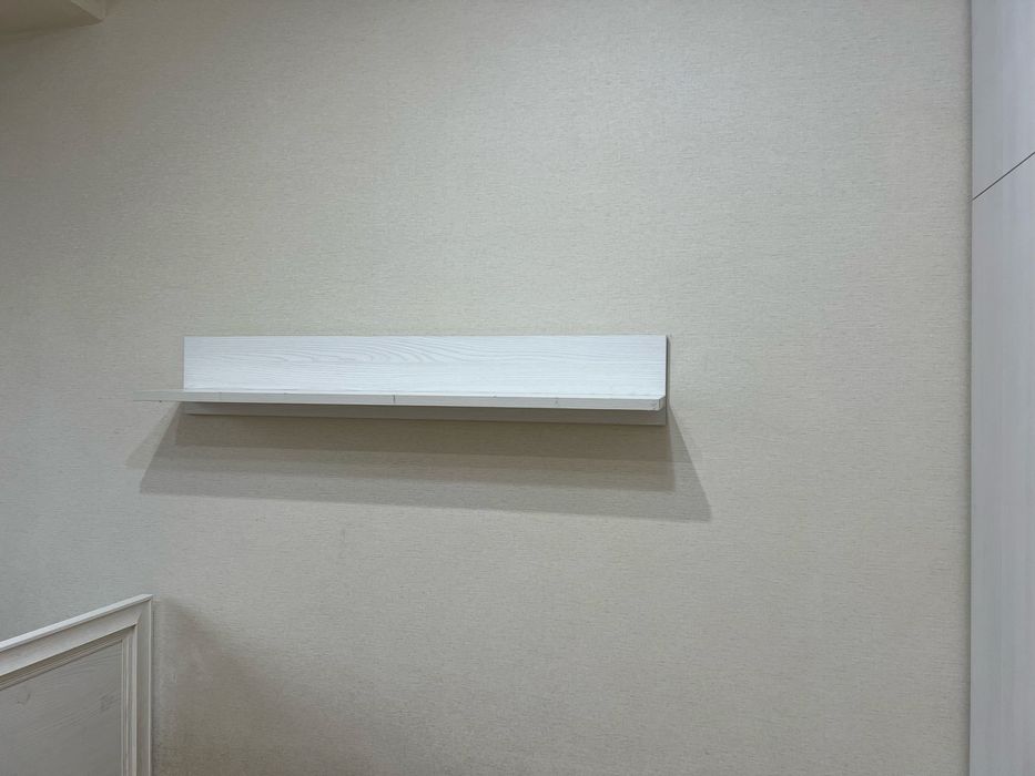 Две кровати и две полочки