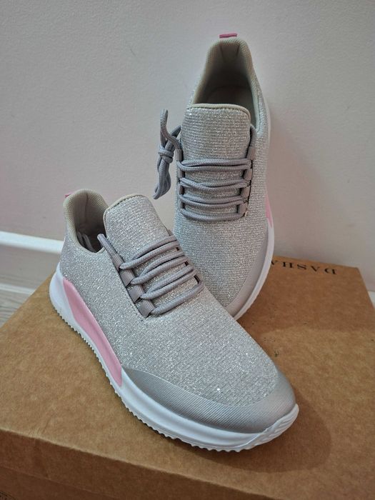 Adidași noi pentru fete nr. 33