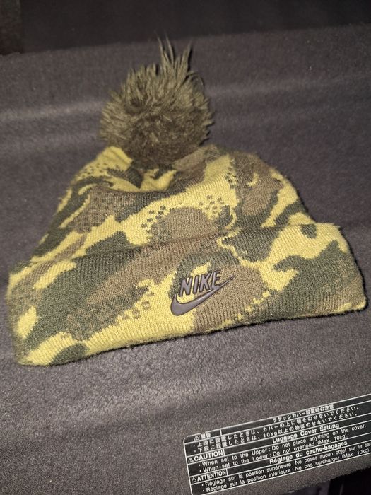 Зимен комплект за ски и др.