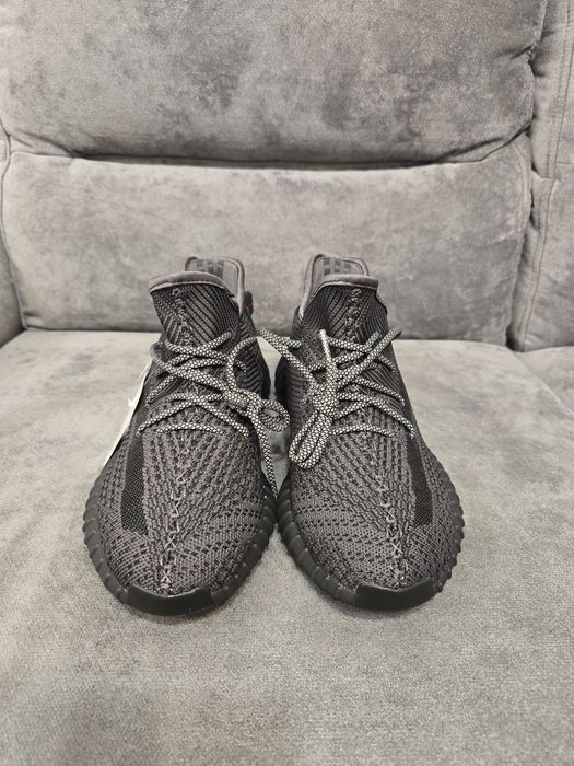 Adidas yezzy nr 40 int 25,5 cm pret 335 lei