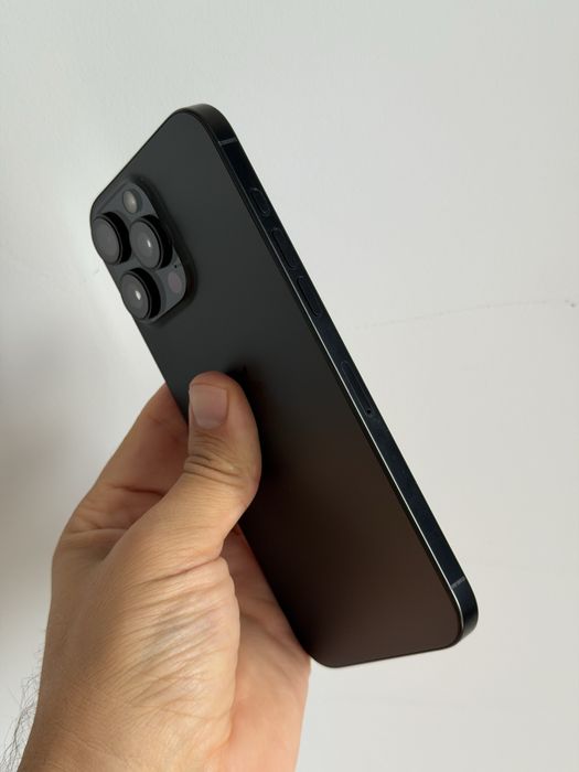 Vând iPhone 16 Pro Max cu baterie de 256 GB, capacitate 95%.