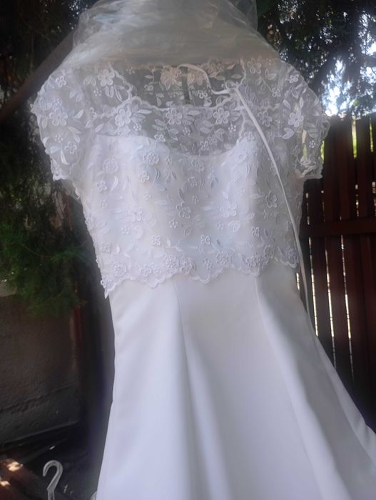 Vând rochie de mireasa făcută pe comanda din tafta și dantela , mărimea S , preț 2500 lei , tel 0744304555