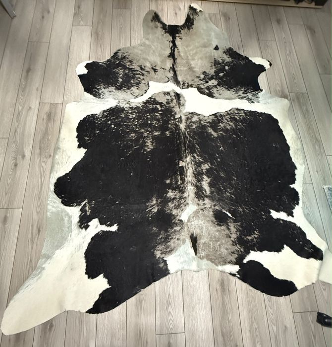 Covor vaca dimensiuni aproximativ 2.2 m lungime cu 1.8 m latime