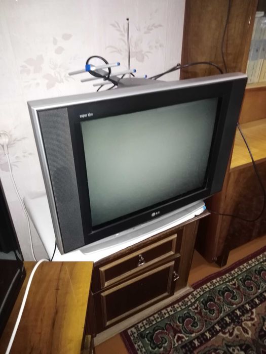 Телевизор LG в рабочем состоянии