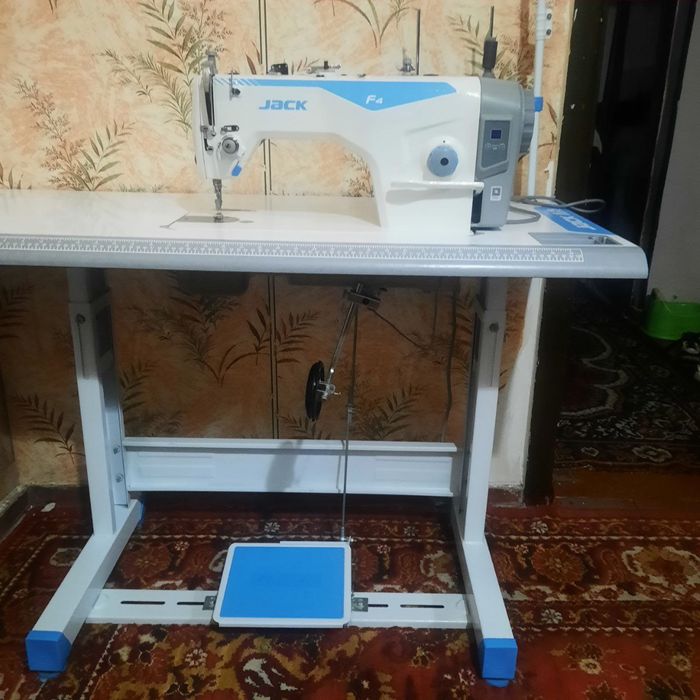 Продаётся швейная машинка