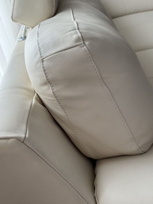 Canapea din piele naturală – culoare ivory – stare foarte bună