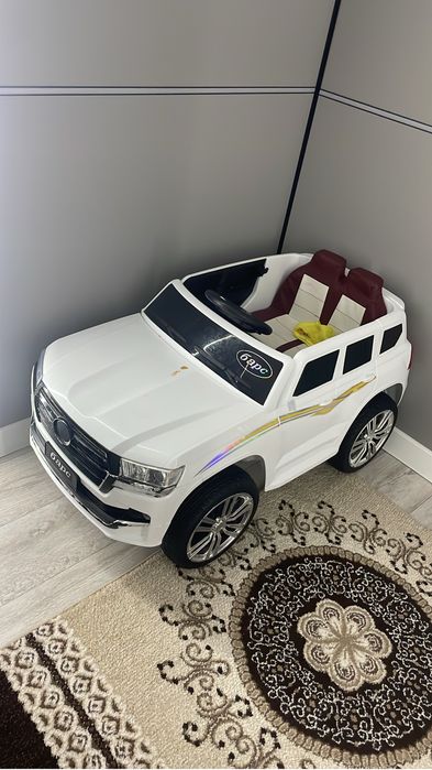 Продам детскую машину, белого цвета. Состояние хорошее.