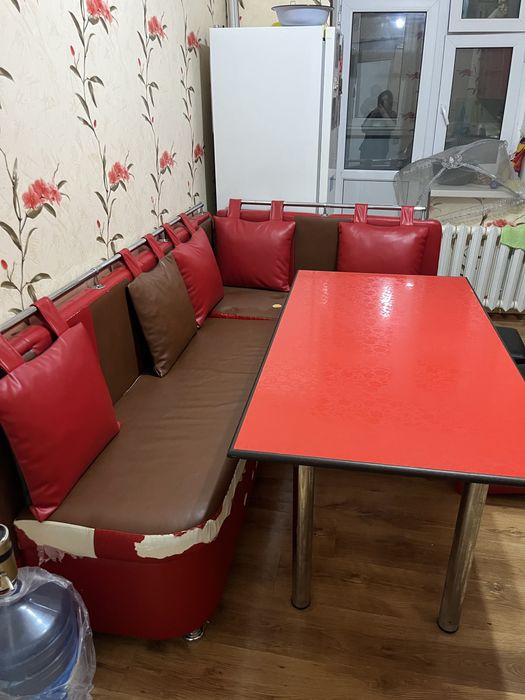 Кухонная стол мебель