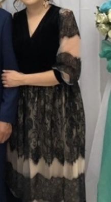 Платье вечернее в черном цвете.