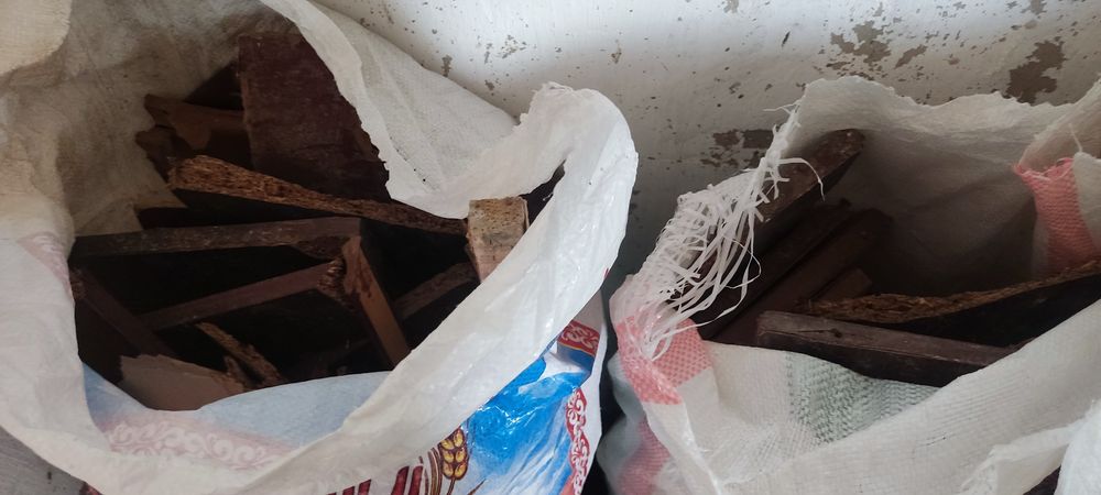 Продам дрова от мебели , есть 4 мешка для бани