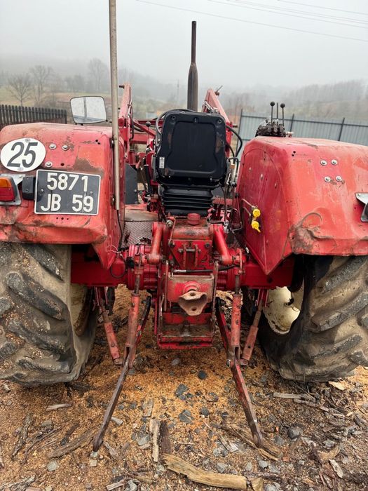 Tractor internațional ih 744 cu încărcător frontal recent adus
