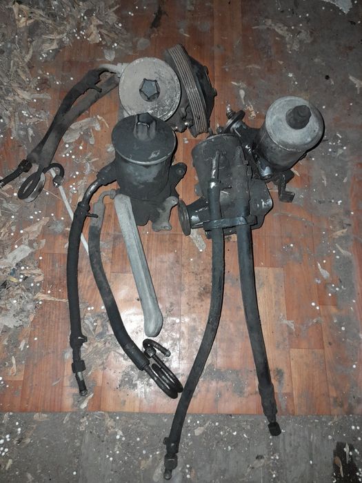 Насос гура Мерседес 190 124