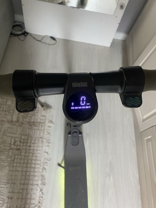 Электросамокат Ninebot e22 на ходу