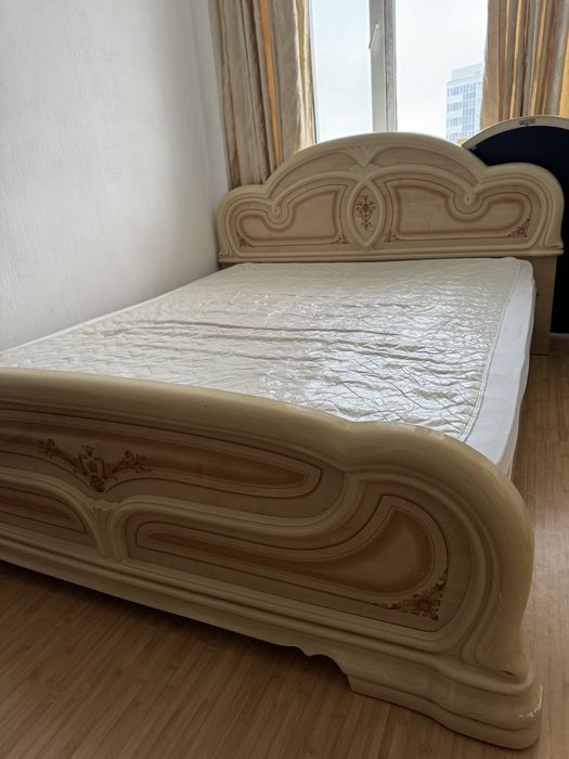 Спальный кровать, тумбочка