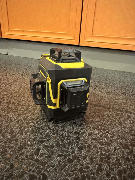 Продавам лазерен нивелир със зелен лазер