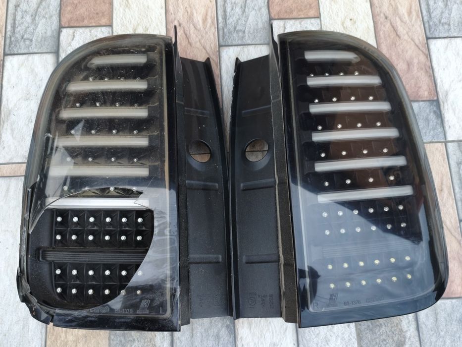 Stopuri LED Dacia Duster CarDNA și Stop stânga original Dacia Duster Generația 1, Faza 1 (pre-facelift)