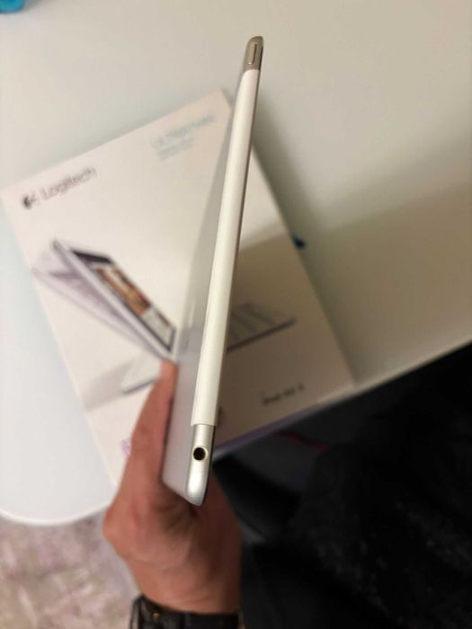 Apple IPAD AIR 2, argintie, 16 GB, impecabila cu tastatura Logitech