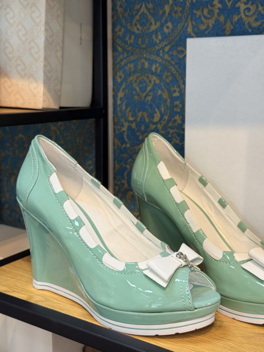 Дамски обувки на платформа GUESS  40-41 намалени