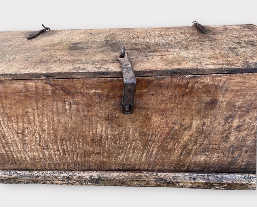 Lada zestre taraneasca cu profile drepte dintr-o singura bucata