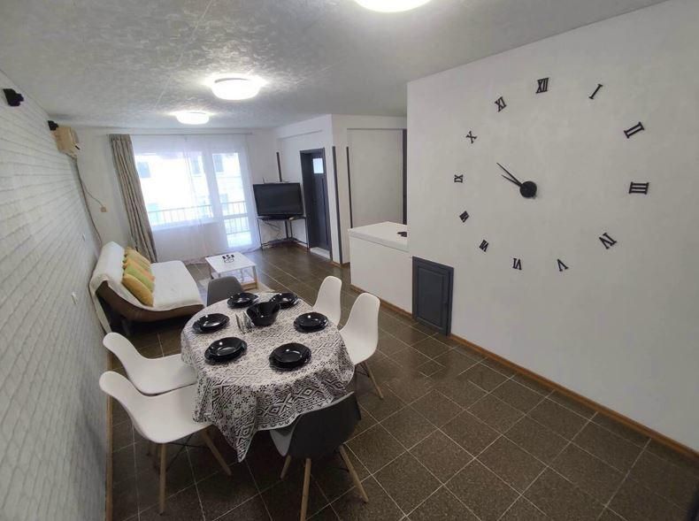 Дава се под наем Тристаен апартамент в Бургас, Център - 100 кв.м за 612 € - Снимка #2