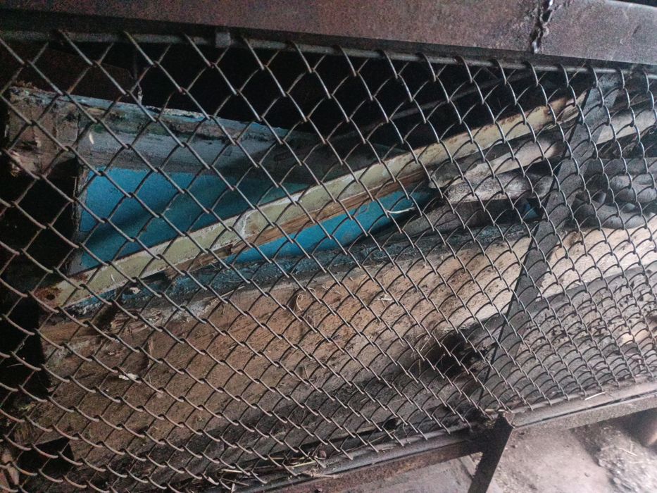 Срочно продам будку с закрывающимися дверьми.