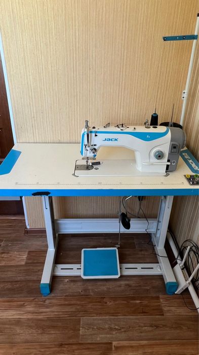 Продам швейную машинку