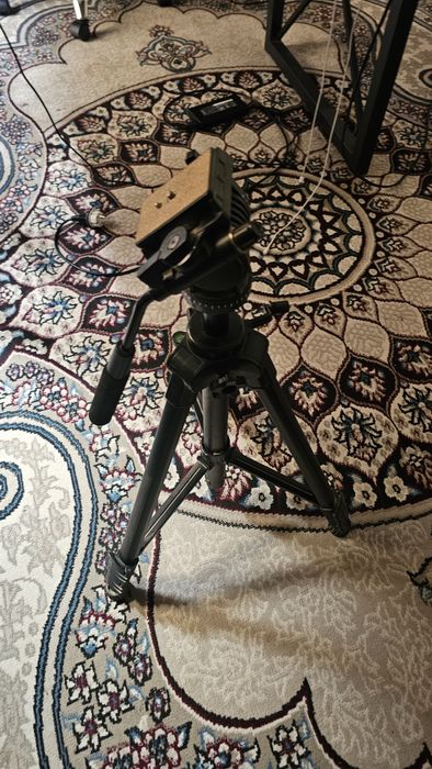 Yunteng telefon va kamera uchun shtativ