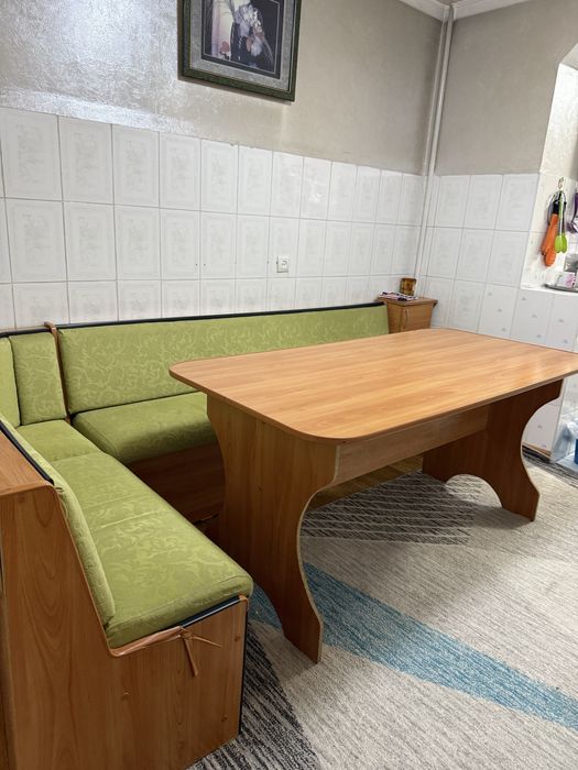 Продам кухоннный уголок со столом