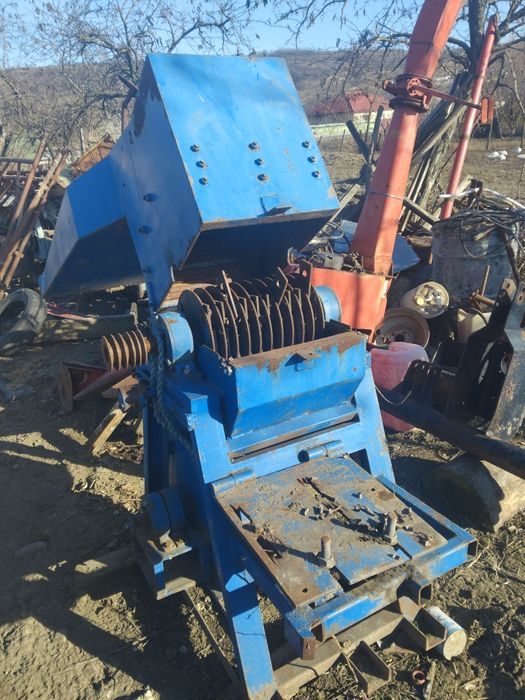 Moară cu ciocanele la tractor