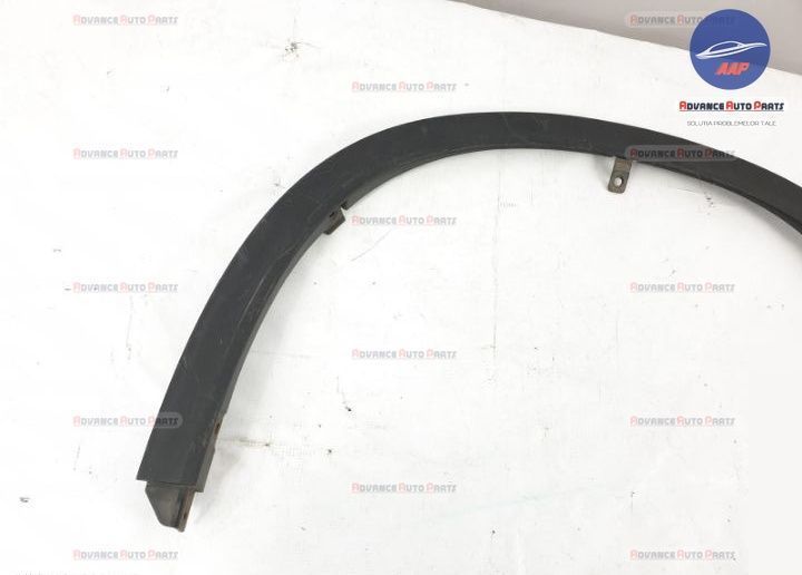 Overfender bandou ornament aripa dreapta fata original in stare buna.