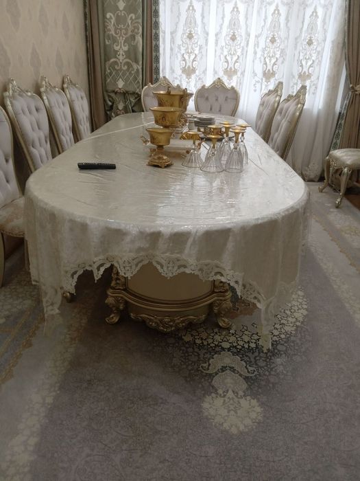 Стол и стулья для гостиной