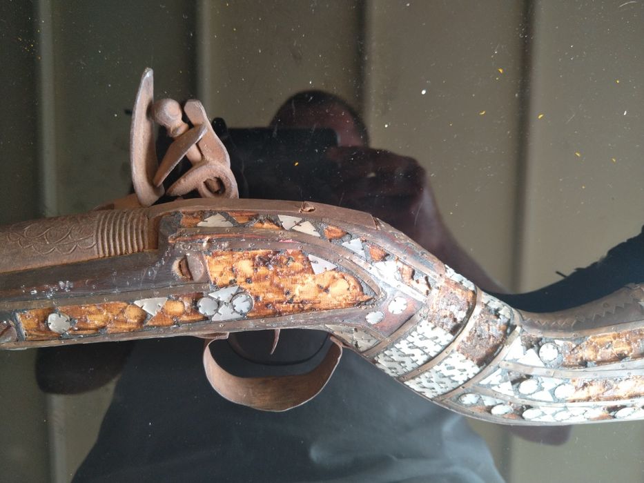 Продавам антикварен Хайдушки Тромблон със седеф и бронзов обков Уникат