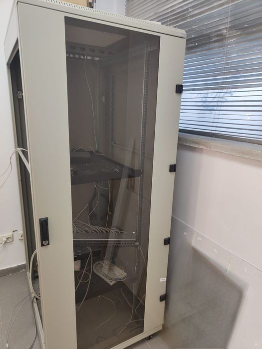 Rack metalic gri pentru unități