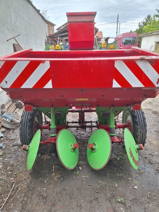 Двуредова картофосадачка с торовнасяне