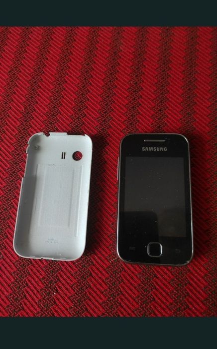 Telefon cu touchscreen și camera video. 
Mic robust și foarte practic.
