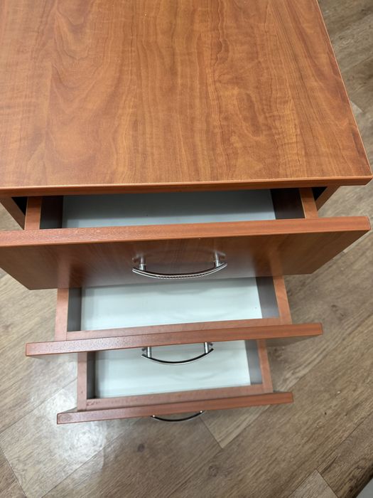 Продаю стол с тумбой