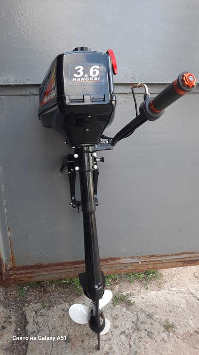 Почти новый лодочный мотор, покупал месяц назад.