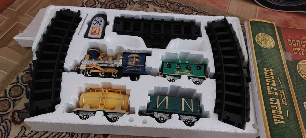 Продам игрушечный поезд на пульту