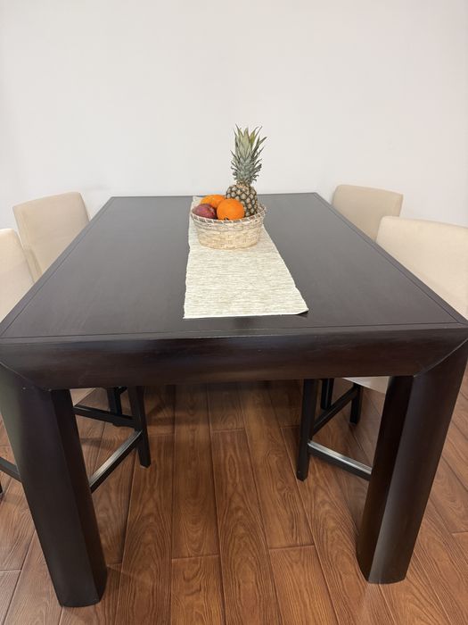 Masa din lemn cu 4 scaune tip bar