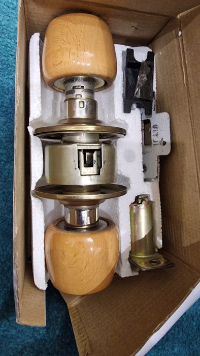 Дверные ручки с замком