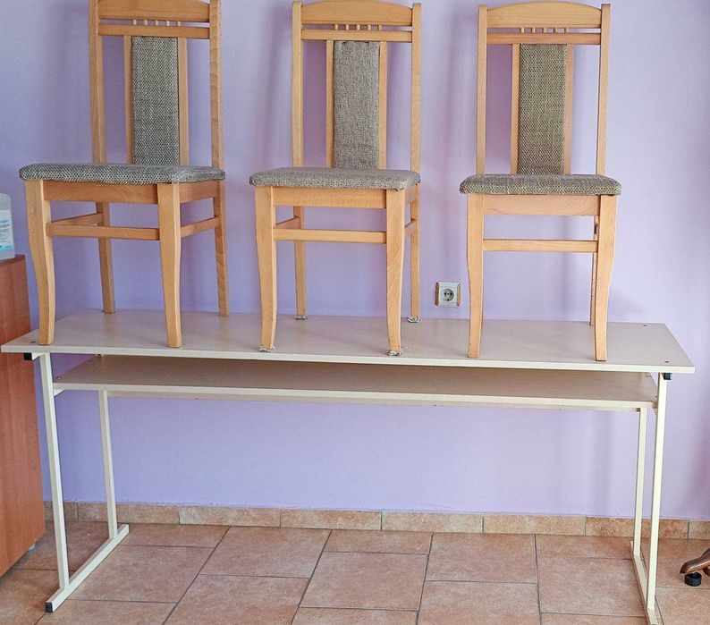 Три триместни чина + 12 стола; 100 евро всяка маса, 20 евро всеки стол; Масите може да се вземат и по отделно, столовете- минимум 4 броя