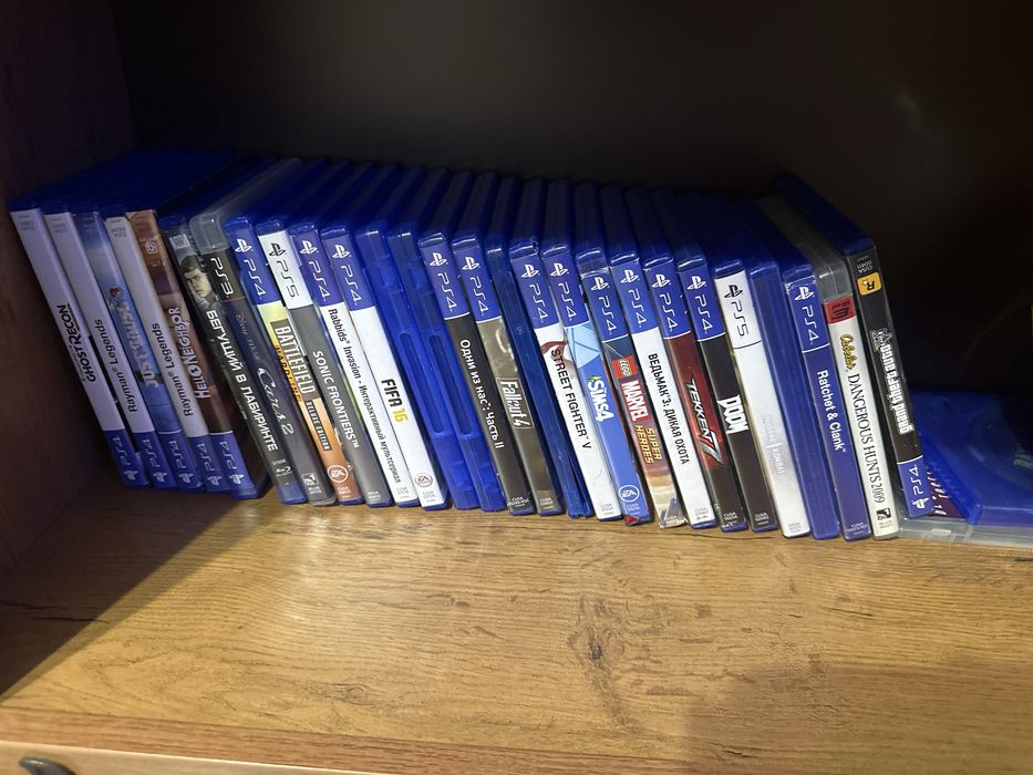 ps 4 фат с дисками и 2 джостиками