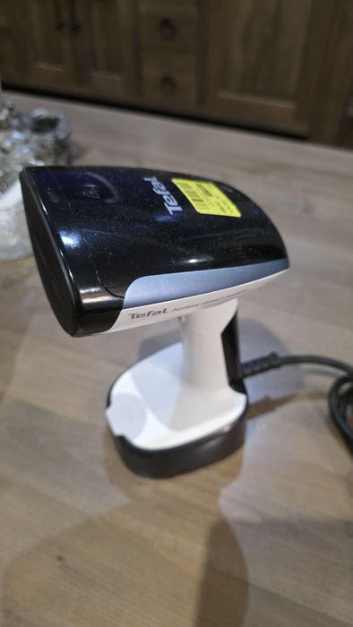 Продавам парна ютия за вертикално гладене TEFAL