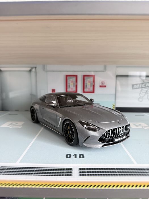 Колекционерски модел Mercedes-Benz GT63s FL NZG 1:18