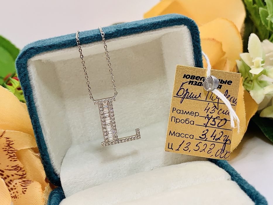 Изящная золотая подвеска с инициалами буква Л